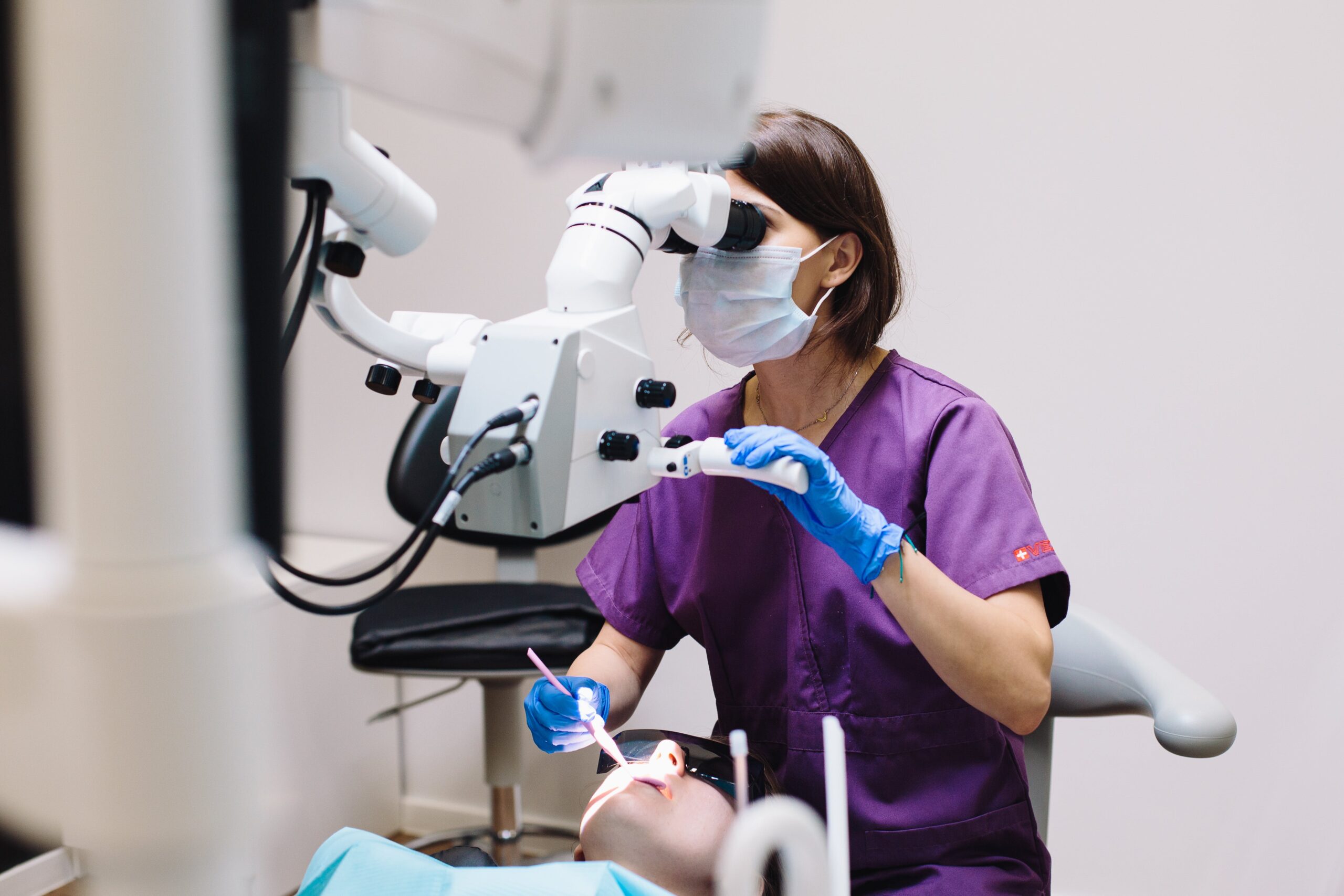 Dentist using technology on Patient | Top Dentist and Periodontist for root canals, veneers, dental fillings, wisdom teeth extractions, gum disease therapy, and more | Houston 77077